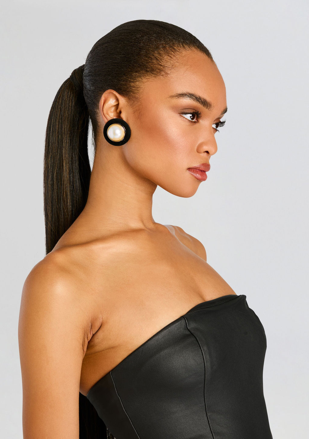 Sari Pearl Earring by retrofête in Black, product image 2