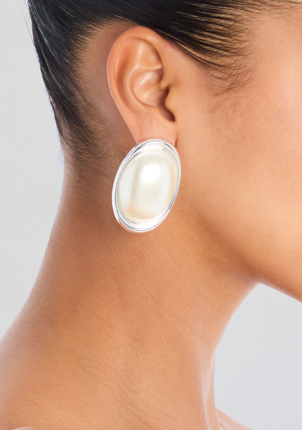 Sanaa Earrings by retrofête in Silver/Pearl, product image 2