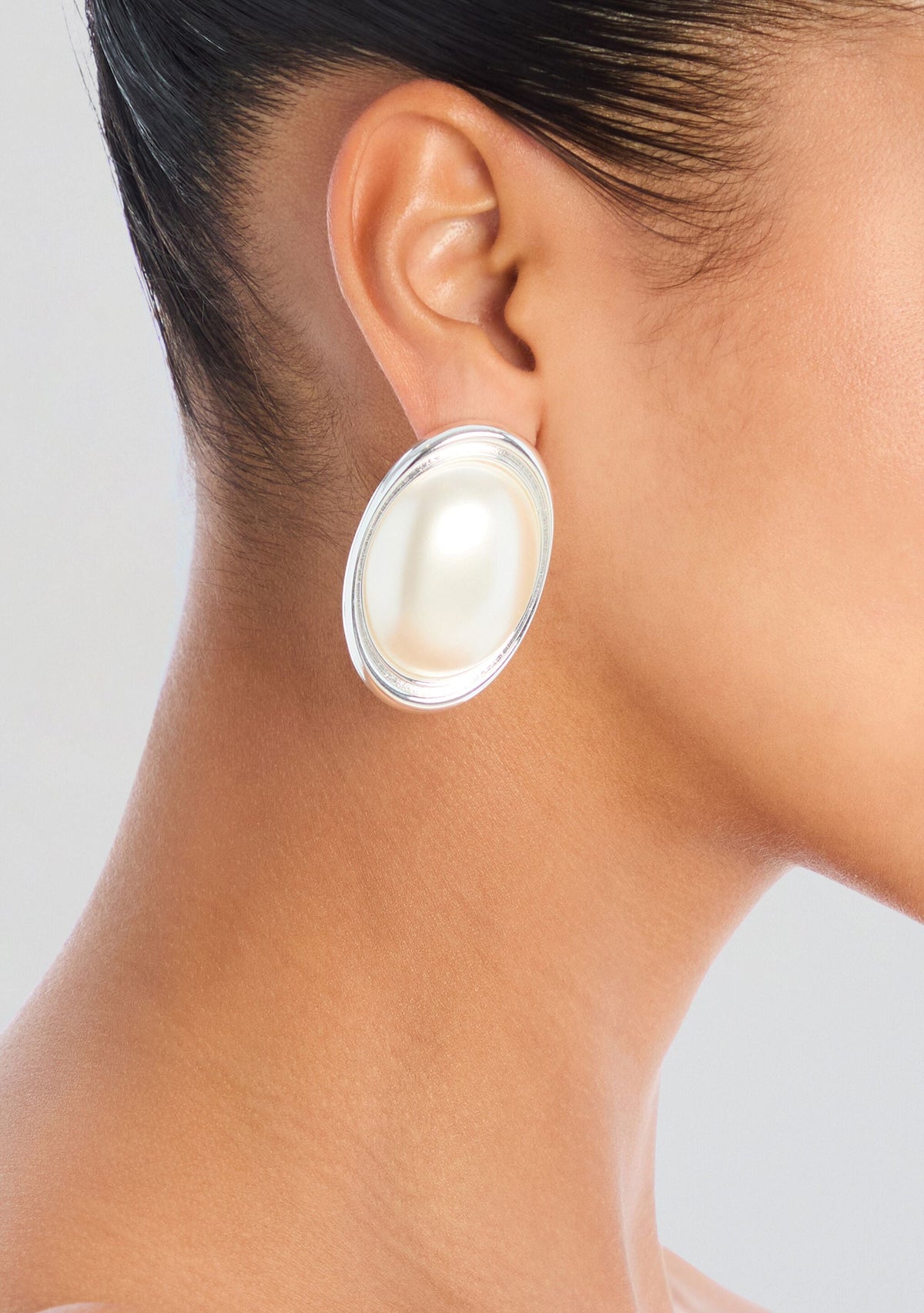 Sanaa Earrings by retrofête in Silver/Pearl, product image 2