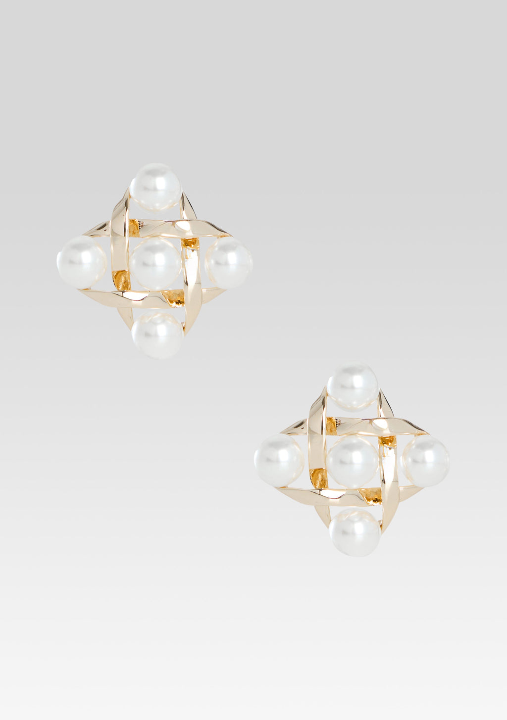 Harlow Pearl Earring by retrofête in Gold, product image 1