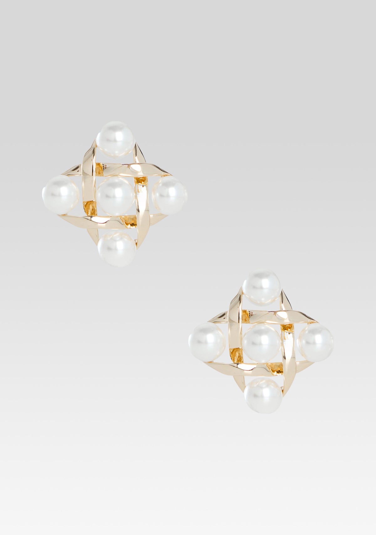 Harlow Pearl Earring by retrofête in Gold, product image 1