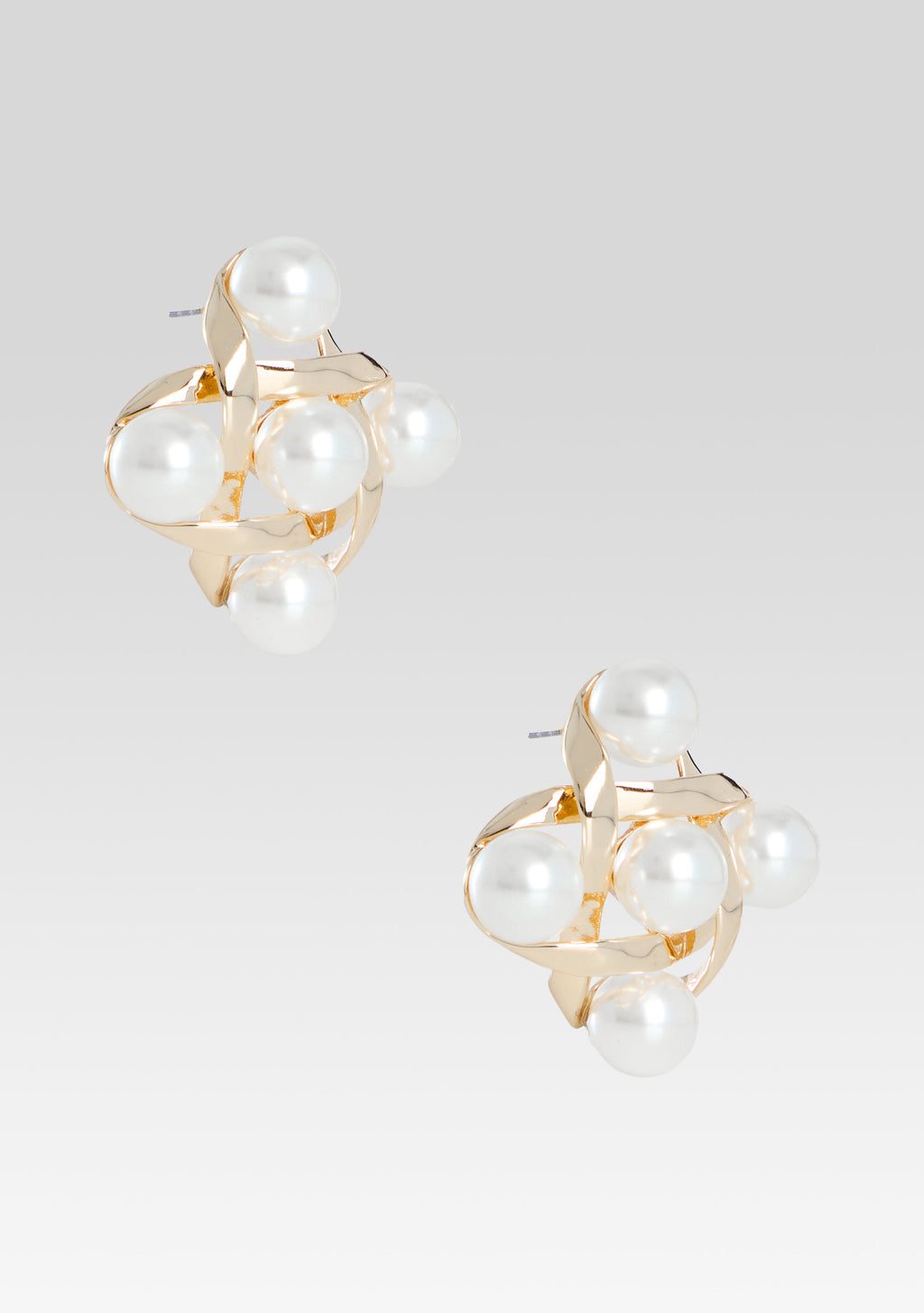 Harlow Pearl Earring by retrofête in Gold, product image 2