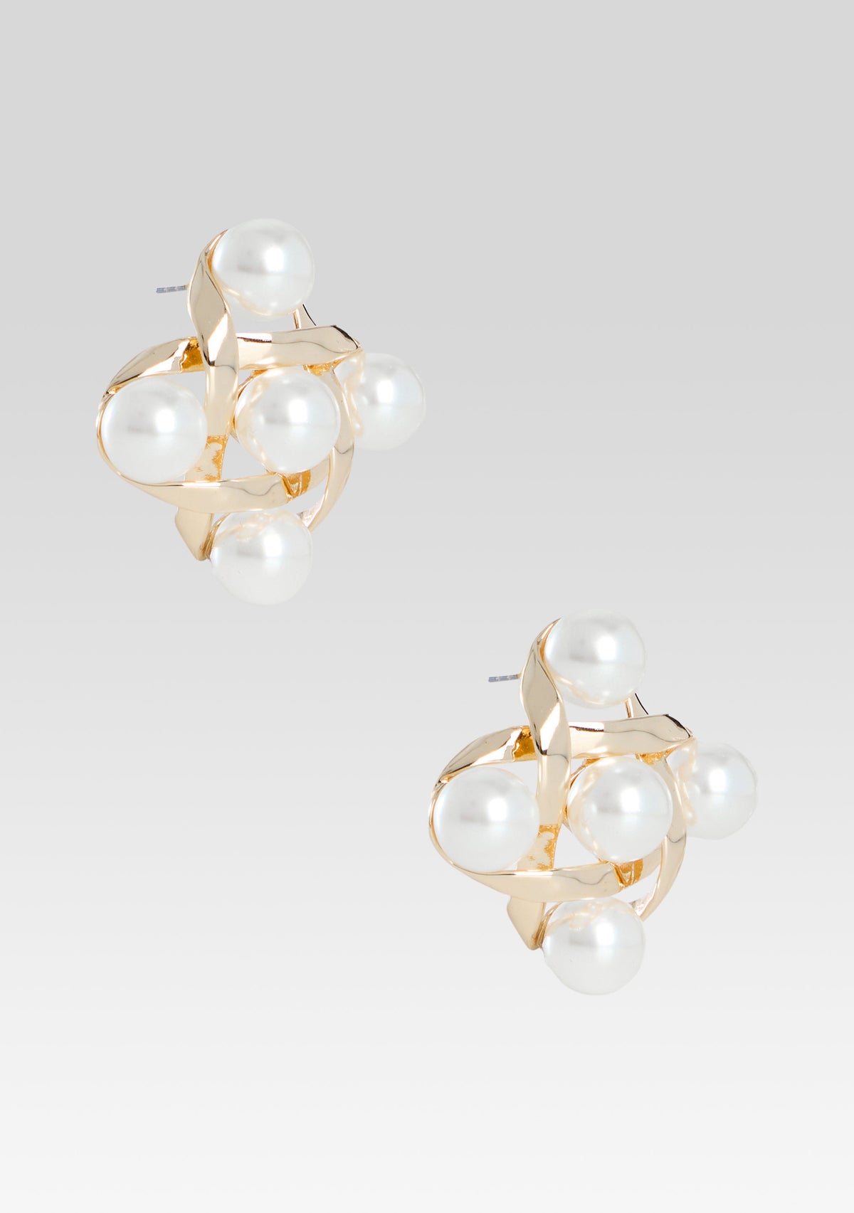 Harlow Pearl Earring by retrofête in Gold, product image 2