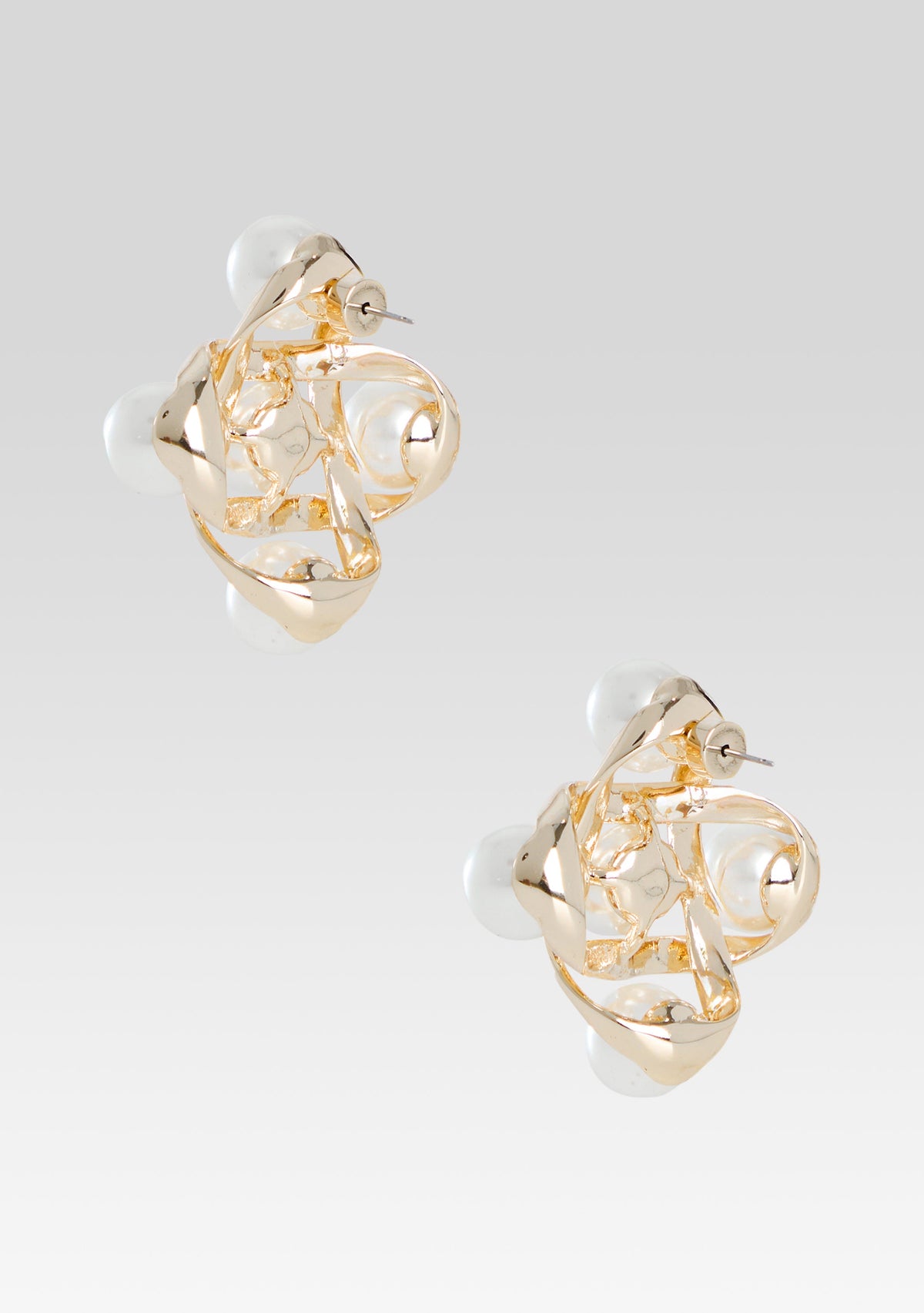 Harlow Pearl Earring by retrofête in Gold, product image 3
