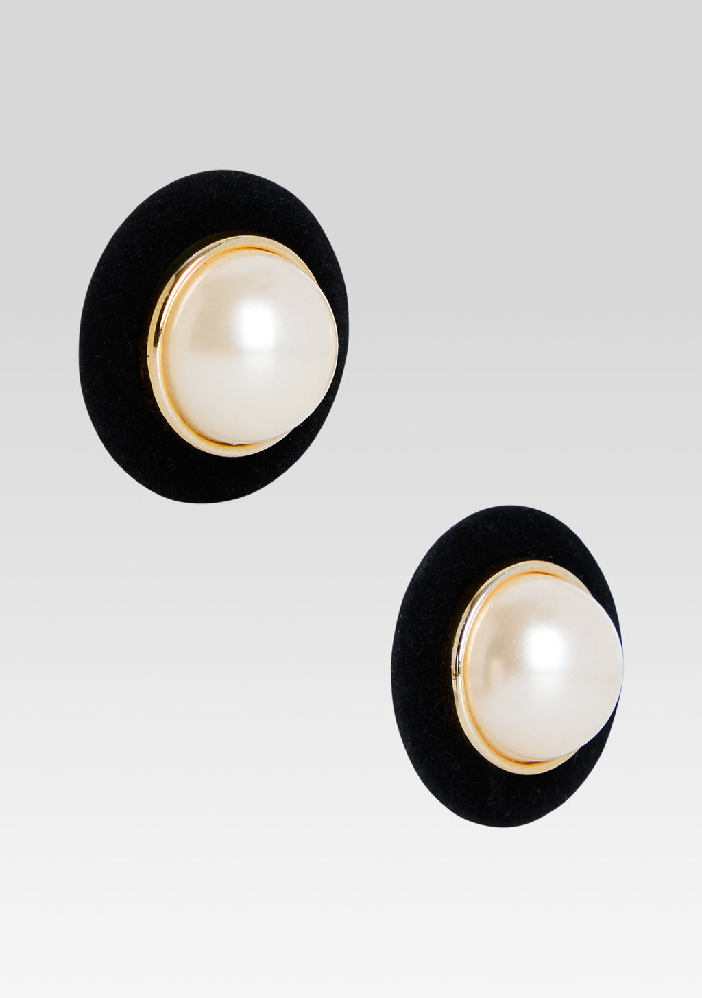 Sari Pearl Earring by retrofête in Black, product image 3