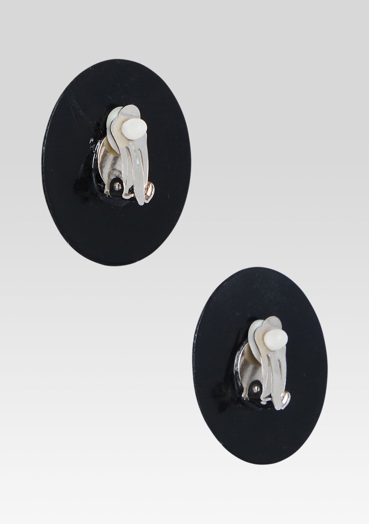 Sari Pearl Earring by retrofête in Black, product image 4